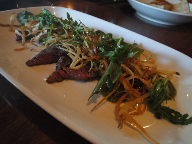 Ein Teller und eine Schüssel mit Essen sind auf einem Tisch platziert.