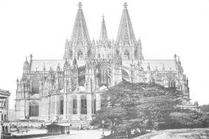 Ein Schwarz-Weiß-Foto des Kölner Doms in Köln, Deutschland, ein majestätisches Gebäude mit hohen Türmen und detaillierten Verzierungen, umgeben von Bäumen, Straßenlaternen, Straßenlaternen und Menschen auf der Straße, mit dem Himmel im Hintergrund.