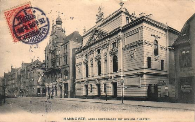 Alte Ansichtskarte von Hannover, Deutschland, die eine Stadtstraße mit Gebäuden, Straßenlaternen, Lichtern, Passanten und einem Himmel zeigt, mit Text und einer Briefmarke unten.
