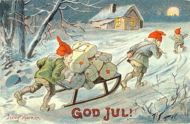 Vintage-Weihnachtsgrußkarte mit zwei Gnomen, die einen Schlitten mit Geschenken durch verschneite Landschaft ziehen, mit Bäumen, einem Haus und einem Mond im Hintergrund und der Aufschrift "God Jul".