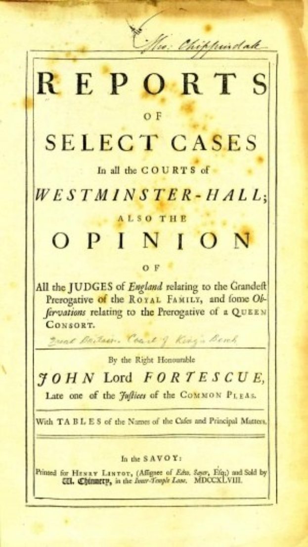 Altes Buch mit dem Titel "Berichte über ausgew├Ąhlte F├Ąlle vor den Gerichten von Westminster-Hall, auch die Meinung von John Lord Fortescue" ge├Âffnet auf einer Seite mit schwarzer Tintenschrift.
