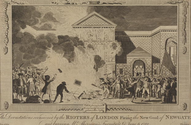 Eine Gruppe von Menschen steht vor einem brennenden Gebäude mit dicken Rauchwolken, darunter Text, der "Die Verwüstungen durch die Londoner Aufständischen beim Anzünden des neuen Newgate-Gefängnisses" lautet.