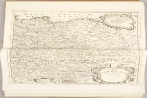 Ein altes Buch mit einer detaillierten Karte von Deutschland, das verschiedene Regionen zeigt und begleitenden Text, der weitere Informationen bietet.