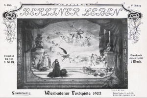 Ein Schwarz-Weiß-Foto von einem Bühnenereignis im Jahr 1902 mit dem Titel "Wiesbadener Festspiele", auf dem Menschen in traditioneller deutscher Kleidung zu sehen sind, bunte Lichter und ein jubelndes Publikum im Hintergrund.