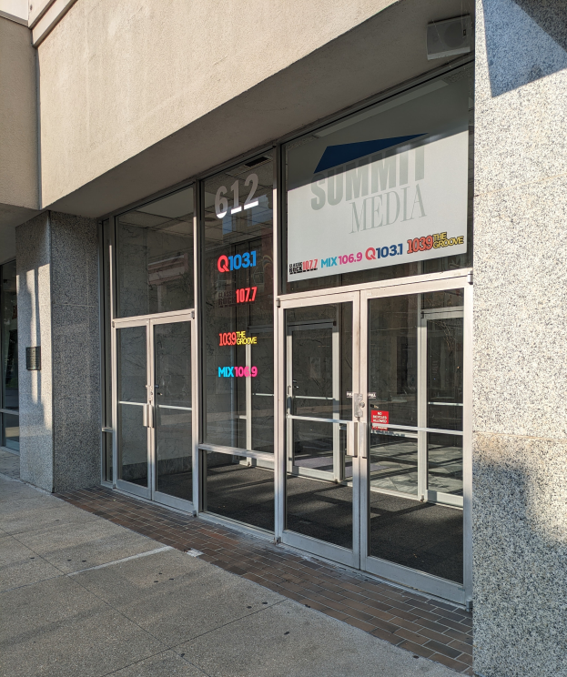 Ein Gebäude mit Glastüren und einem "Summit Media"-Schild, das sich in San Francisco, Kalifornien befindet und als Medienzentrum gekennzeichnet ist.