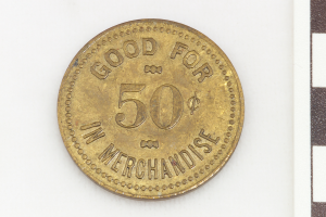 Eine Goldmünze mit der Aufschrift "Gut für 50 in Waren" vor einem weißen Hintergrund.