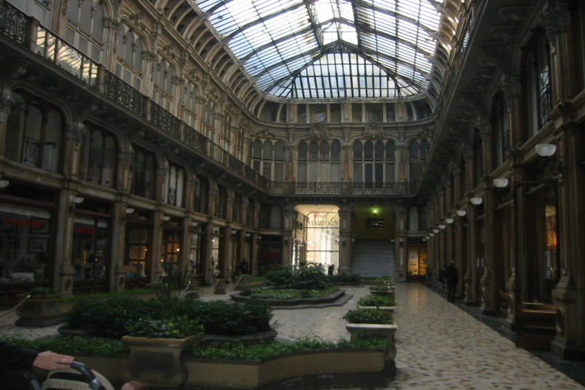 Ein Gebäude mit elektrischen Leuchten, Masten, Namenschildern und Topfpflanzen.