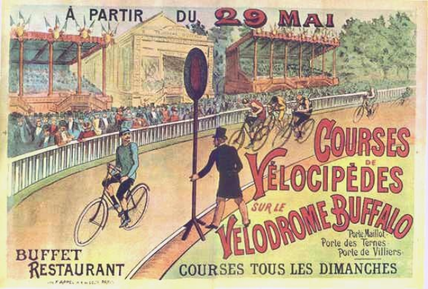 Ein Plakat, das eine Radrennbahn in Buffalo, New York zeigt, auf dem Menschen auf einem umzäunten Weg Fahrrad fahren und im Hintergrund ein Gebäude und Bäume zu sehen sind, sowie Text, der Details zum Event enthält.