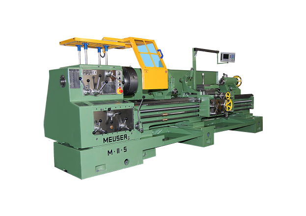 Große Metall-Drehmaschine mit weißem Hintergrund, die eine Spindel, einen Drehkopf und ein Fräswheel zum Formen von Metall zeigt.