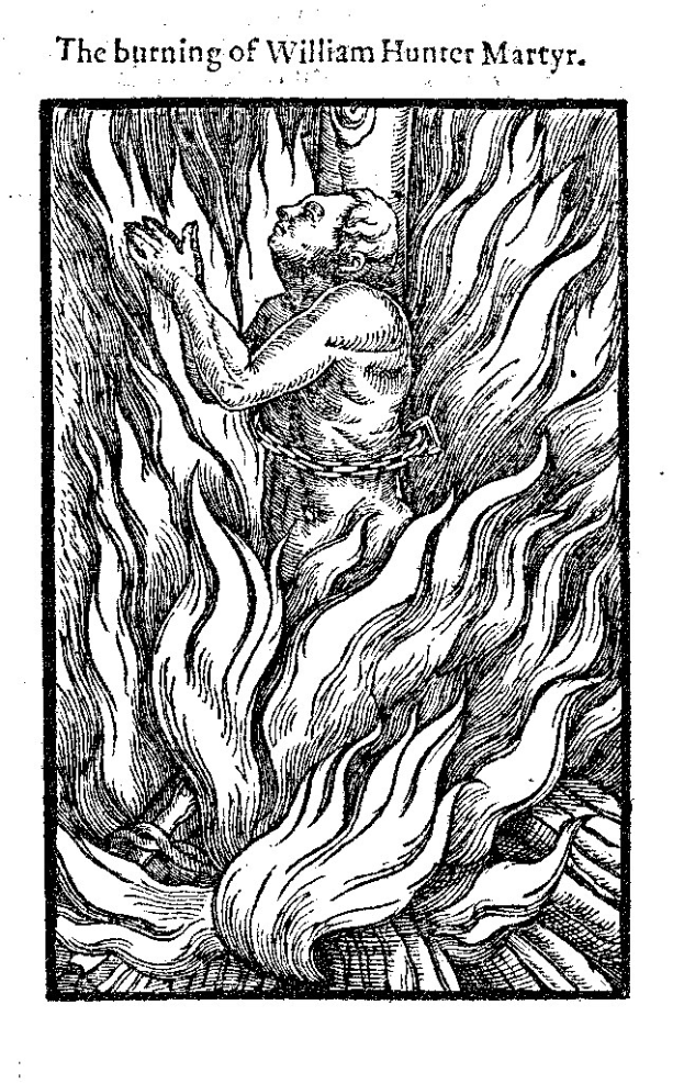 Schwarze und weiße Zeichnung einer Person in Flammen mit dem Text "Die Verbrennung von William Hunter Märtyrer" darüber, die Verzweiflung mit geschlossenen Augen und gefalteten Händen zeigt.
