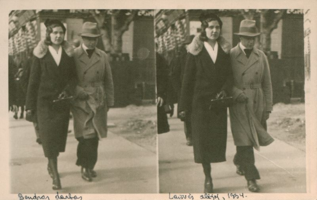 Zwei Frauen in Mänteln und Hüten gehen eine Straße entlang, mit Bäumen und einem Gebäude im Hintergrund und Text am unteren Rand des Bildes, der sie als Schwestern ausweist.