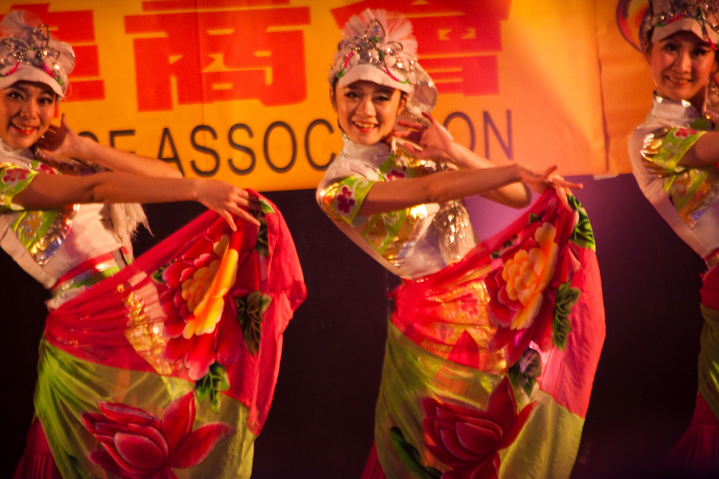 Mädchen tanzen auf einer Bühne.