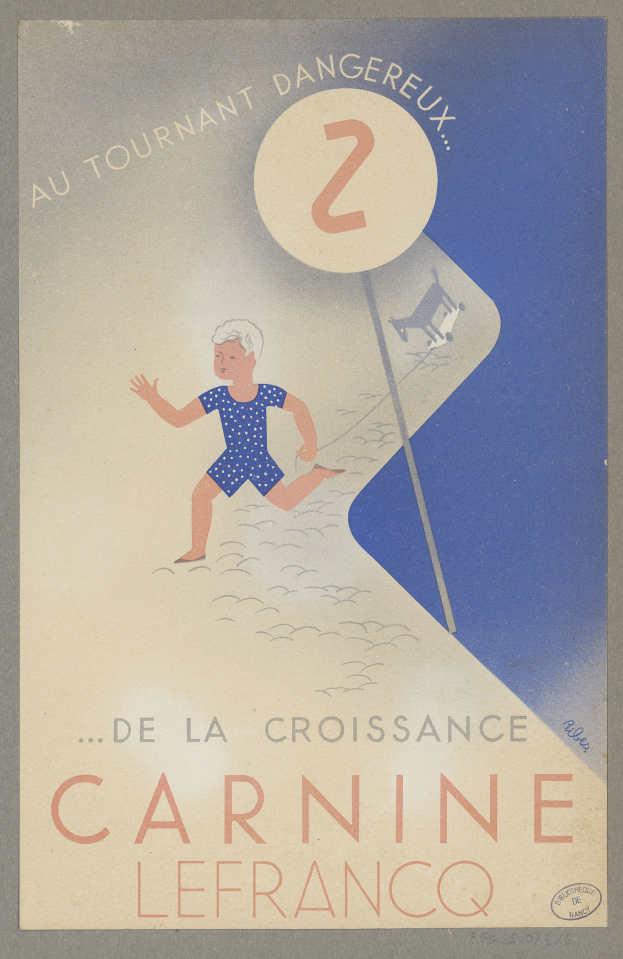 Eine Person in einem hellgelben Kleid lächelt breit in der Mitte eines Karnevalplakats, umgeben von der Schrift "Karneval" in fetter schwarzer Schrift.