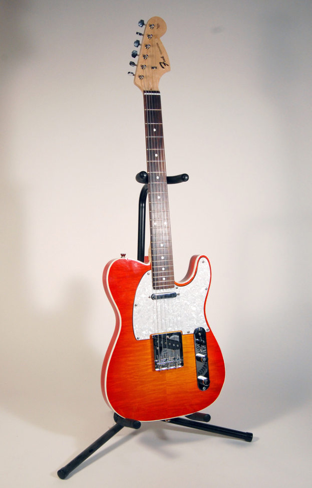 Eine Gitarre auf einem Ständer