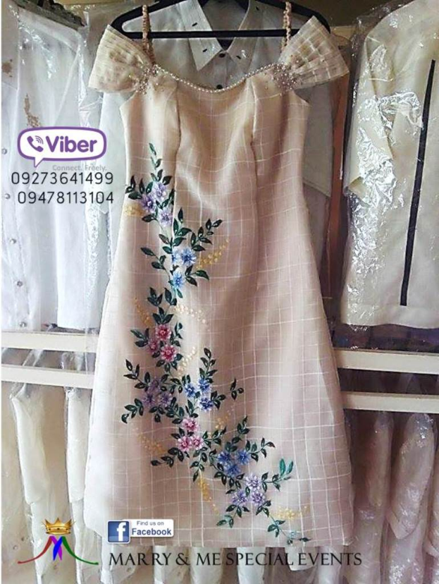 Ein pfirsichfarbenes Kleid ist prominent auf einem Flyer zu sehen, im Hintergrund sind andere Hemden sichtbar.