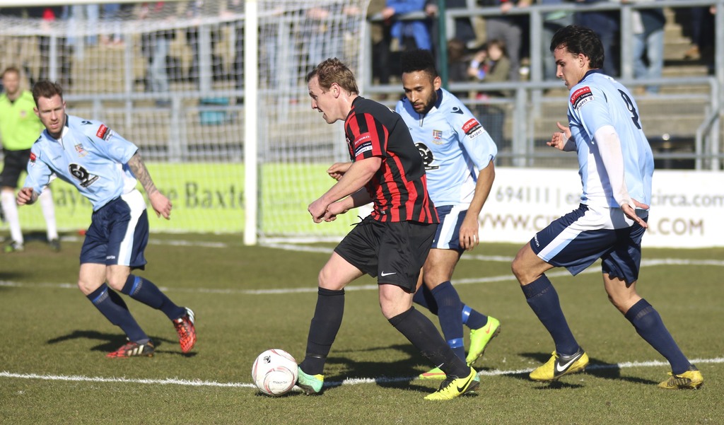 Eine Gruppe von Menschen beim Fußballspielen.