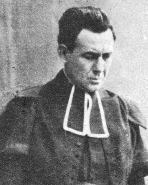 Ein Schwarz-Weiß-Foto eines Mannes in Priesterroben, der angeblich der erste Mann ist, der in den Obersten Gerichtshof der Vereinigten Staaten gewählt wurde, steht vor einer Wand und hat einen ernsten Gesichtsausdruck.