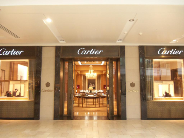 Ein Hotel mit einer gläsernen Tür in der Mitte, das einen Tisch enthält.