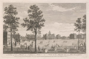 Ein Blick auf eine Parade im St. James Park, mit Menschen im Vordergrund, Bäumen und Gebäuden im Hintergrund und einem bewölkten Himmel, mit Text am unteren Bildrand.