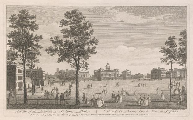 Ein Blick auf eine Parade im St. James Park, mit Menschen im Vordergrund, Bäumen und Gebäuden im Hintergrund und einem bewölkten Himmel, mit Text am unteren Bildrand.