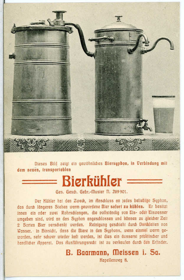 Alte Werbeplakat mit einem Bierkrug, zwei Metallbehältern und einem Glas Bier mit Textbeschreibung.