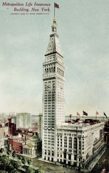 Schwarz-weiß-Postkarte des Metropolitan Life Insurance Building in New York City, die eine belebte Stadtkulisse mit Gebäuden, Bäumen und Fahrzeugen zeigt und den Text "Metropolitan Life Insurance" oben.