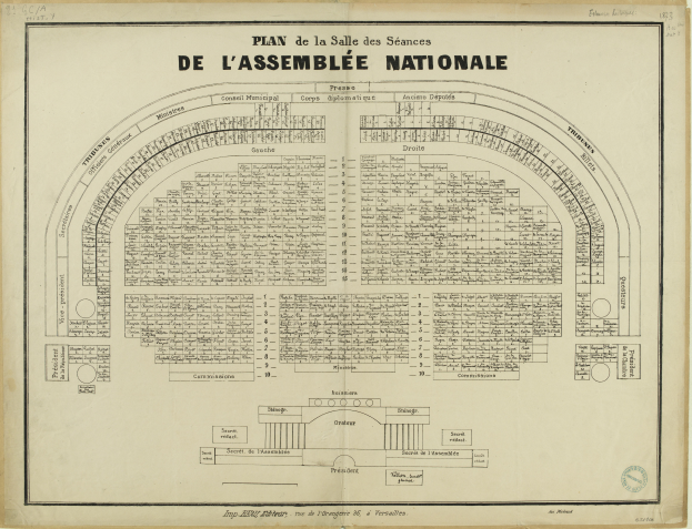 Ein altes Buch mit einer Zeichnung eines Gebäudes und Text, der einen Plan der Nationalversammlung beschreibt.