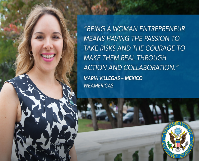 Eine Frau in einem schwarzen und weißen Kleid steht vor einem Zaun mit einem inspirierenden Zitat, mit Bäumen, Fahrzeugen und einem klaren blauen Himmel im Hintergrund.