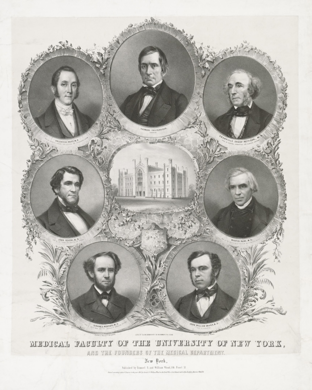 Schwarzes und weißes Foto von formell gekleideten Männern, die vor einem Gebäude posieren, mit Text unten, der "Medizinische Fakultät der Universität New York und die Gründer der medizinischen Abteilung" lautet.