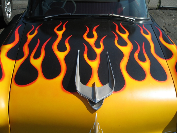 Ein Fahrzeug mit einem daneben montierten Ersatzreifen.