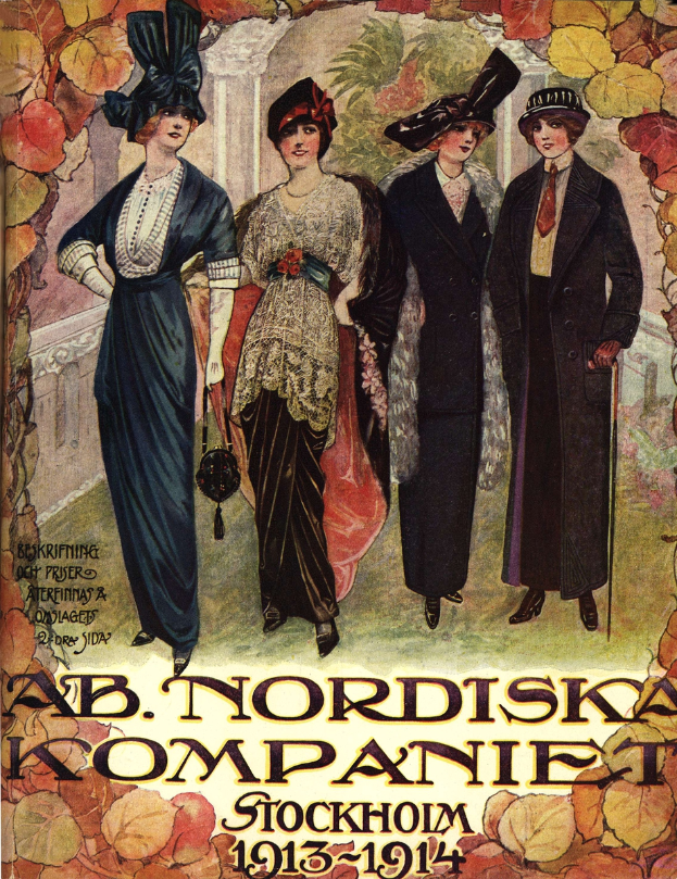 Ein Plakat von 1913-1914 für die Ab Nordiska Company in Stockholm, das vier Frauen in einer Reihe zeigt, von denen jede ein Kleid und einen Hut in einer anderen Farbe trägt, mit beschreibendem Text.