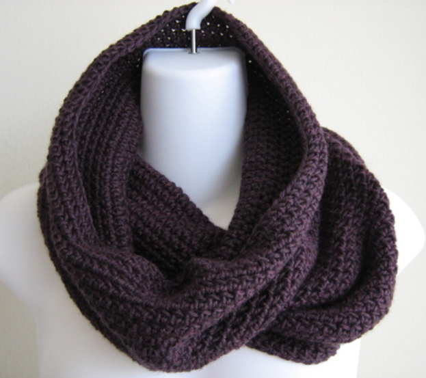 Ein Tuch liegt über einer Schaufensterpuppe.