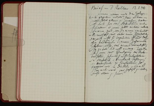 Ein offenes Tagebuch mit handgeschriebenem Text, das einem deutschen Soldaten gehört, der im Zweiten Weltkrieg getötet wurde.