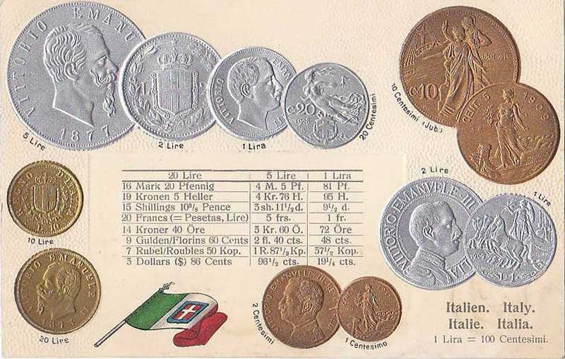Eine Sammlung italienischer Münzen von 1877-1910, darunter mehrere 20 Lire Münzen, die in einer Reihe auf Papier mit italienischer und einer anderen Flagge darunter angeordnet sind.