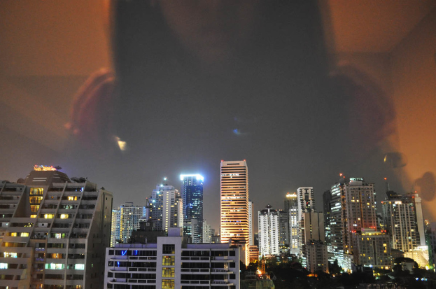 Gebäude mit Lichtern nachts beleuchtet.