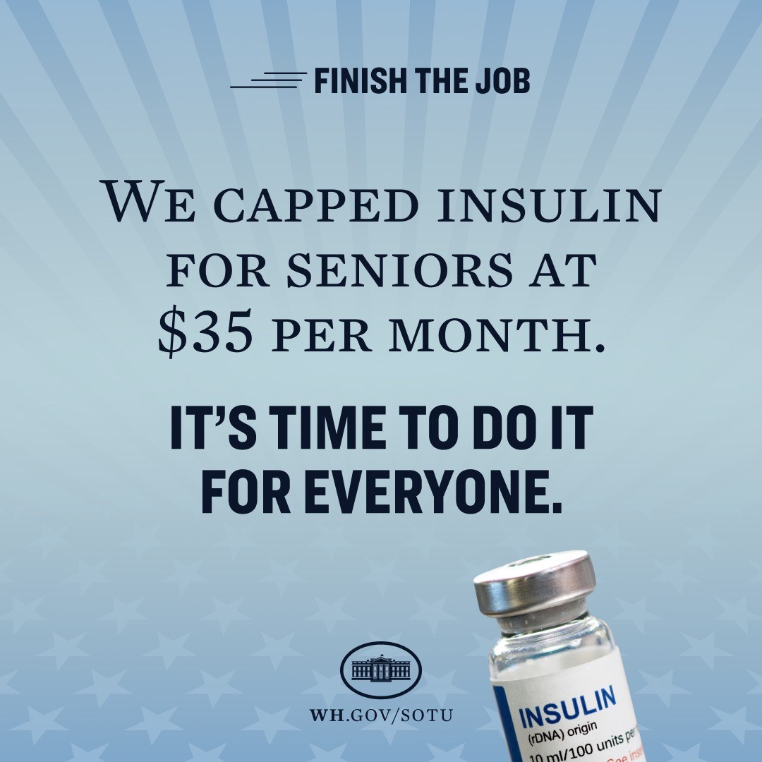 Ein Plakat mit einem Insulinfläschchen rechts und dem Text "Wir haben Insulin für Senioren auf 35 Dollar pro Monat begrenzt. Es ist an der Zeit, das für alle zu tun."