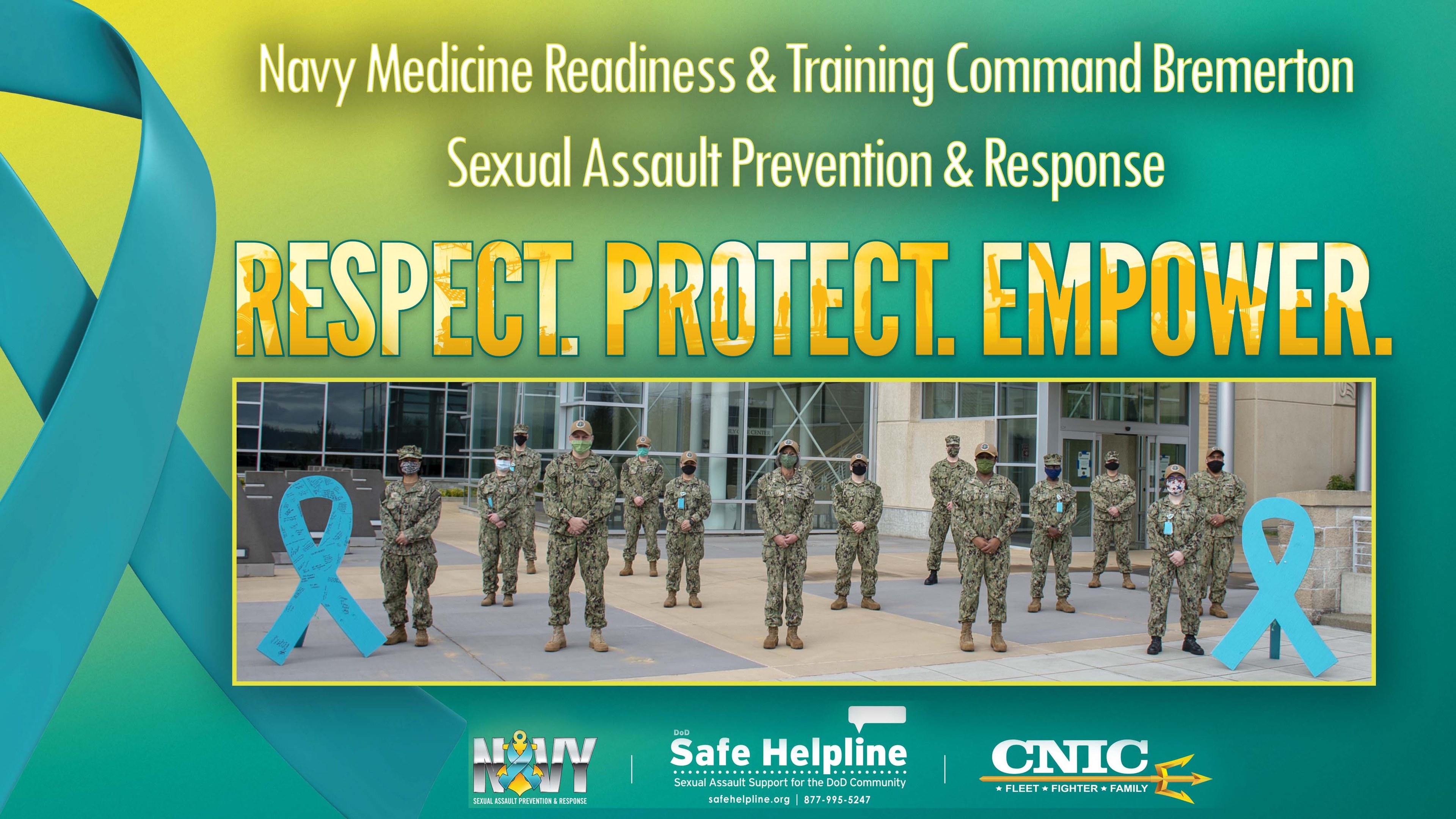 Plakat zeigt eine Gruppe von Menschen in Marineuniformen vor einem Gebäude mit der Aufschrift "Navy Medicine Readiness & Training Command Bremerton: Sexual Assault Prevention & Response - Respect, Protect, Empower."