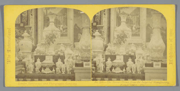 Schwarzes und weißes Foto eines Raumes, der zahlreiche Vasen und dekorative Gegenstände aus der Imperial Factory in London zeigt, in einer Collage mit Text unten.