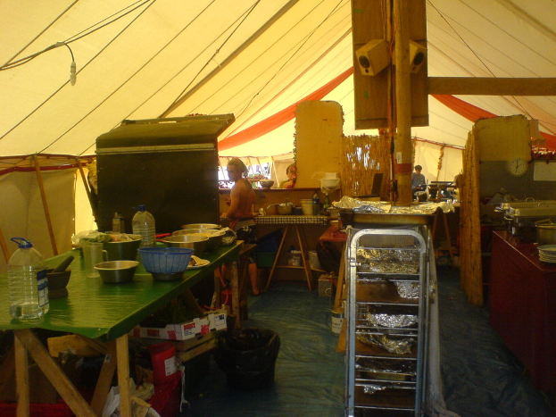 Ein Mann kocht in einer Küche umgeben von verschiedenen Utensilien.