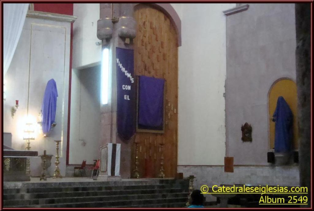 Eine Wand mit ein paar Gegenständen, Handtüchern und Lichtern im Hintergrund, mit Text in der unteren rechten Ecke.