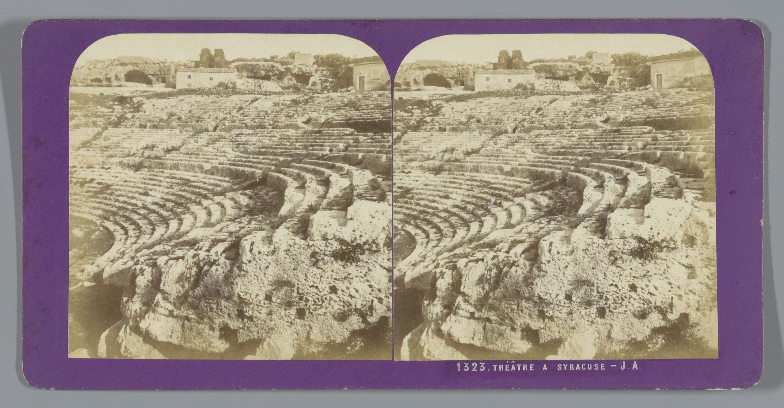 Schwarze und weiße stereoskopische Ansichten eines antiken Amphitheaters in Syrakus, die gestufte Steinplätze, umgebende Gebäude, Bäume und Himmel mit schwachem Text zeigen.