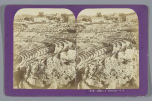 Schwarze und weiße stereoskopische Ansichten eines antiken Amphitheaters in Syrakus, die gestufte Steinplätze, umgebende Gebäude, Bäume und Himmel mit schwachem Text zeigen.