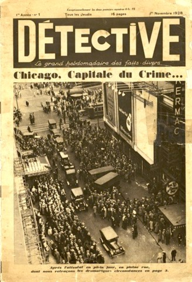 Schwarz-weißes Foto einer alten Zeitung mit der Schlagzeile "Detective, Chicago, Capital du Crime" mit einem Bild einer Menge, Fahrzeuge und Gebäude.