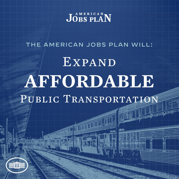 Plakat mit einem Zug auf einem Bahngeleis mit mehreren Menschen in der Nähe, das 'The American Jobs Plan Will Expand Affordable Public Transportation' bewirbt.