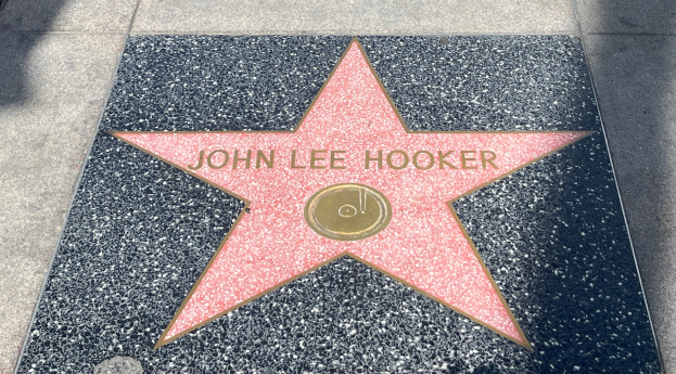 John Lee Hookers Stern auf dem Hollywood Walk of Fame, mit seinem Namen in fetter, schwarzer Schrift innerhalb eines schwarzen und weißen Rahmens.