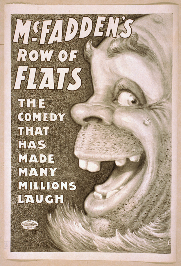 Plakat einer lachenden Person mit wilden Haaren und einem breiten Grinsen, eingerahmt von einem gelben Hintergrund, mit dem Text "McFadden's Row of Flats: The Comedy That Has Made Many Millions Laugh."