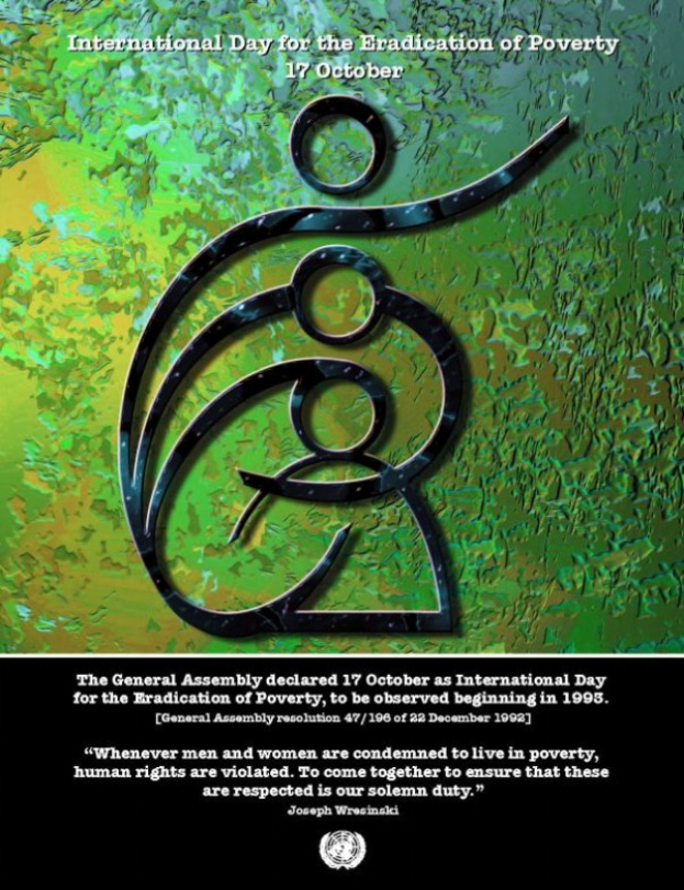 Ein Plakat mit hellblauem Hintergrund und weißer Umrandung, das ein Logo einer Hand in einem Kreis umgeben von Blättern und den Text "Internationaler Tag" in fetter weißer Schrift zeigt.